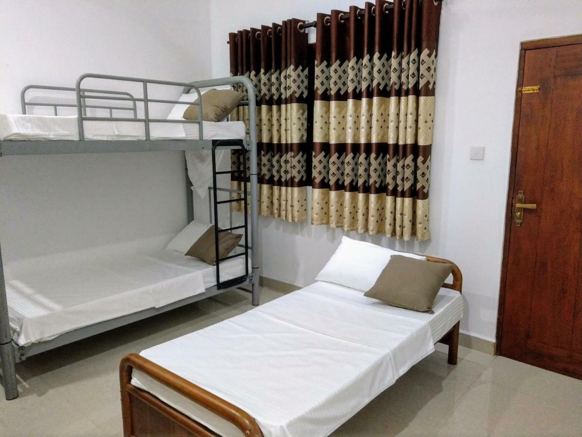 The Kaktus House At Airport Hostel Katunayaka Exterior photo